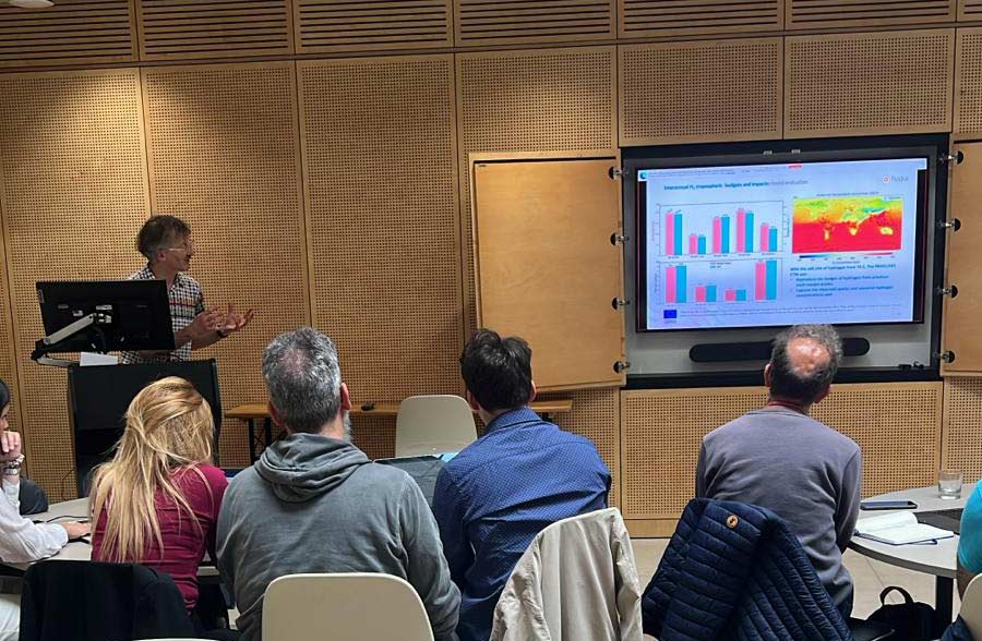 Oliver-Wild-presenting-the-status-of-the-activities-at-HYDRA-project-meeting